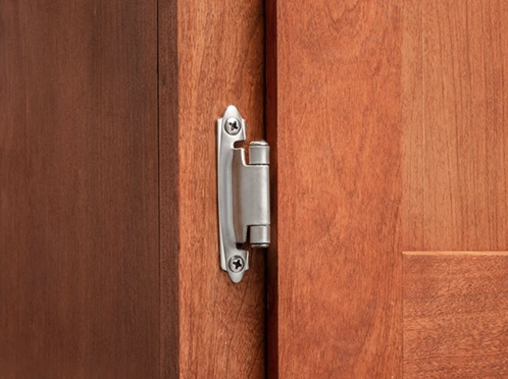Semi-concealed hinge for kitchen cabinets